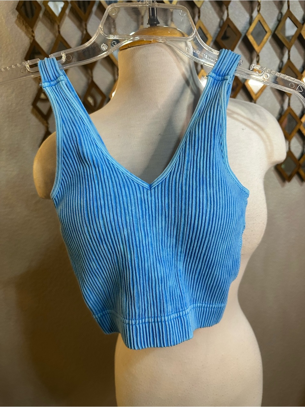 NWT Zenana Ribbed V-Neck Seamless Crop Tank